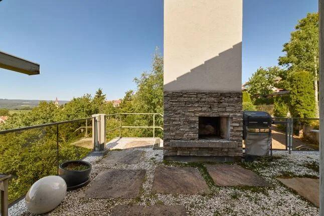 Terrasse mit Aussenkamin